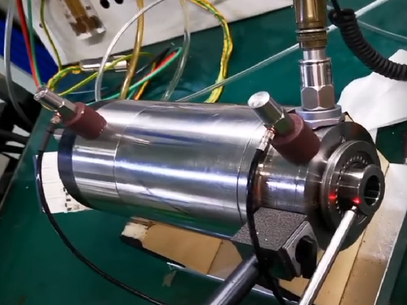 機(jī)床主軸生廠廠家購(gòu)買(mǎi)多臺(tái)主軸動(dòng)平衡儀SB-8800工作車(chē)間攝影